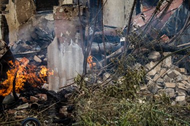 Kupiansk, Ukrayna, 24 Haziran 2024 Topçu ateşi sonrasında Kupiansk 'ta bir ev yanıyor. Şehir Rus saldırıları tarafından ağır darbe aldı. Sivil altyapı Rus ordusunun olağan hedefi..