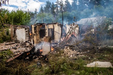 Kupiansk, Ukrayna, 24 Haziran 2024 Topçu ateşi sonrasında Kupiansk 'ta bir ev yanıyor. Şehir Rus saldırıları tarafından ağır darbe aldı. Sivil altyapı Rus ordusunun olağan hedefi..