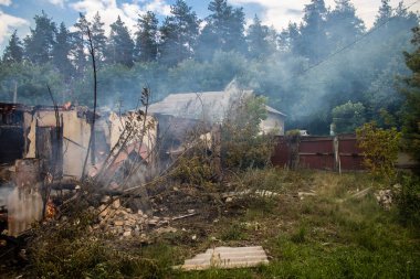 Kupiansk, Ukrayna, 24 Haziran 2024 Topçu ateşi sonrasında Kupiansk 'ta bir ev yanıyor. Şehir Rus saldırıları tarafından ağır darbe aldı. Sivil altyapı Rus ordusunun olağan hedefi..