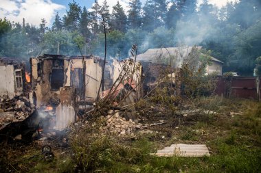 Kupiansk, Ukrayna, 24 Haziran 2024 Topçu ateşi sonrasında Kupiansk 'ta bir ev yanıyor. Şehir Rus saldırıları tarafından ağır darbe aldı. Sivil altyapı Rus ordusunun olağan hedefi..