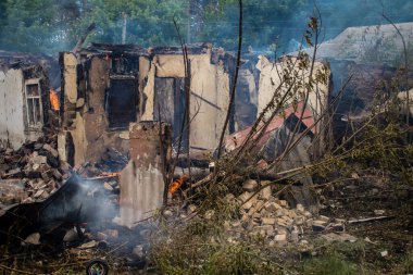 Kupiansk, Ukrayna, 24 Haziran 2024 Topçu ateşi sonrasında Kupiansk 'ta bir ev yanıyor. Şehir Rus saldırıları tarafından ağır darbe aldı. Sivil altyapı Rus ordusunun olağan hedefi..