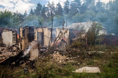 Kupiansk, Ukrayna, 24 Haziran 2024 Topçu ateşi sonrasında Kupiansk 'ta bir ev yanıyor. Şehir Rus saldırıları tarafından ağır darbe aldı. Sivil altyapı Rus ordusunun olağan hedefi..