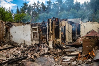 Kupiansk, Ukrayna, 24 Haziran 2024 Topçu ateşi sonrasında Kupiansk 'ta bir ev yanıyor. Şehir Rus saldırıları tarafından ağır darbe aldı. Sivil altyapı Rus ordusunun olağan hedefi..