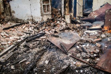 Kupiansk, Ukrayna, 24 Haziran 2024 Topçu ateşi sonrasında Kupiansk 'ta bir ev yanıyor. Şehir Rus saldırıları tarafından ağır darbe aldı. Sivil altyapı Rus ordusunun olağan hedefi..