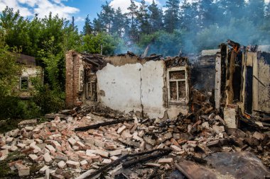 Kupiansk, Ukrayna, 24 Haziran 2024 Topçu ateşi sonrasında Kupiansk 'ta bir ev yanıyor. Şehir Rus saldırıları tarafından ağır darbe aldı. Sivil altyapı Rus ordusunun olağan hedefi..