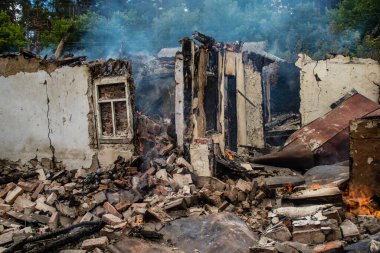 Kupiansk, Ukrayna, 24 Haziran 2024 Topçu ateşi sonrasında Kupiansk 'ta bir ev yanıyor. Şehir Rus saldırıları tarafından ağır darbe aldı. Sivil altyapı Rus ordusunun olağan hedefi..