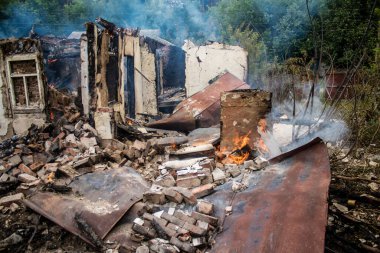Kupiansk, Ukrayna, 24 Haziran 2024 Topçu ateşi sonrasında Kupiansk 'ta bir ev yanıyor. Şehir Rus saldırıları tarafından ağır darbe aldı. Sivil altyapı Rus ordusunun olağan hedefi..