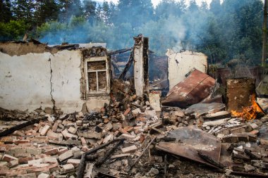Kupiansk, Ukrayna, 24 Haziran 2024 Topçu ateşi sonrasında Kupiansk 'ta bir ev yanıyor. Şehir Rus saldırıları tarafından ağır darbe aldı. Sivil altyapı Rus ordusunun olağan hedefi..