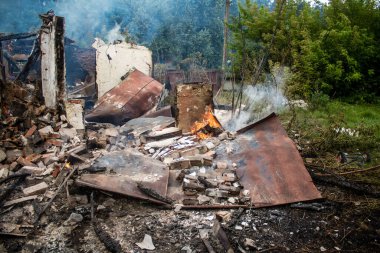 Kupiansk, Ukrayna, 24 Haziran 2024 Topçu ateşi sonrasında Kupiansk 'ta bir ev yanıyor. Şehir Rus saldırıları tarafından ağır darbe aldı. Sivil altyapı Rus ordusunun olağan hedefi..