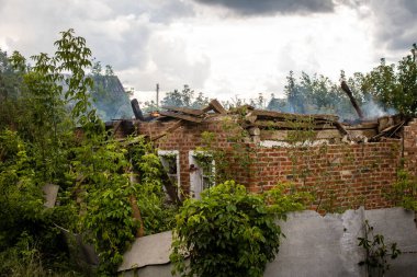 Kupiansk, Ukrayna, 24 Haziran 2024 Topçu ateşi sonrasında Kupiansk 'ta bir ev yanıyor. Şehir Rus saldırıları tarafından ağır darbe aldı. Sivil altyapı Rus ordusunun olağan hedefi..