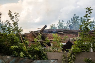 Kupiansk, Ukrayna, 24 Haziran 2024 Topçu ateşi sonrasında Kupiansk 'ta bir ev yanıyor. Şehir Rus saldırıları tarafından ağır darbe aldı. Sivil altyapı Rus ordusunun olağan hedefi..