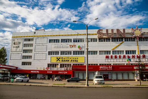 Kharkiv, Ukrayna, 25 Haziran 2024 Kharkiv şehri Rusya ile savaş sırasında, Kharkiv 'deki binalar Rus füzelerinin hedefi ve insanlar her gün sirenler çalsa da sokaklardalar.