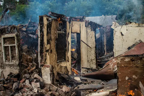 Kupiansk, Ukrayna, 24 Haziran 2024 Topçu ateşi sonrasında Kupiansk 'ta bir ev yanıyor. Şehir Rus saldırıları tarafından ağır darbe aldı. Sivil altyapı Rus ordusunun olağan hedefi..