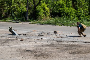 Kupiansk, Ukrayna, 24 Haziran 2024 Rus güdümlü uçan bomba UMK KAB 250 Kupiansk 'te patlamadan bir sokağa düştü. Sivil altyapı Rus ordusunun olağan hedefi..