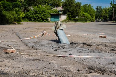 Kupiansk, Ukrayna, 24 Haziran 2024 Rus güdümlü uçan bomba UMK KAB 250 Kupiansk 'te patlamadan bir sokağa düştü. Sivil altyapı Rus ordusunun olağan hedefi..