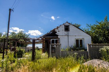 Vilkhivka, Ukrayna, 25 Haziran 2024 Vilkhivka köyündeki harap ev. Sivil altyapı Rus ordusunun her zamanki hedefi ve yer de cephe hattına yakın..