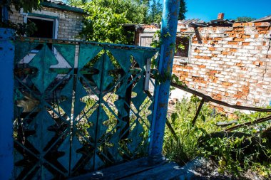 Vilkhivka, Ukrayna, 25 Haziran 2024 Vilkhivka köyündeki harap ev. Sivil altyapı Rus ordusunun her zamanki hedefi ve yer de cephe hattına yakın..