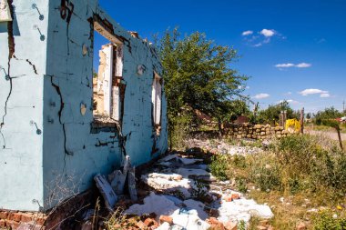 Vilkhivka, Ukrayna, 25 Haziran 2024 Vilkhivka köyündeki harap ev. Sivil altyapı Rus ordusunun her zamanki hedefi ve yer de cephe hattına yakın..