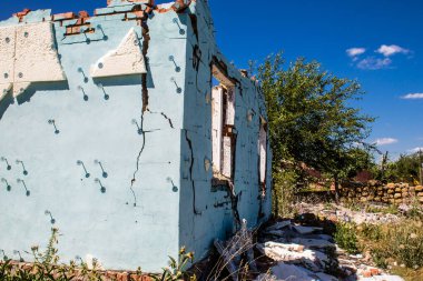 Vilkhivka, Ukrayna, 25 Haziran 2024 Vilkhivka köyündeki harap ev. Sivil altyapı Rus ordusunun her zamanki hedefi ve yer de cephe hattına yakın..