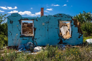 Vilkhivka, Ukrayna, 25 Haziran 2024 Vilkhivka köyündeki harap ev. Sivil altyapı Rus ordusunun her zamanki hedefi ve yer de cephe hattına yakın..