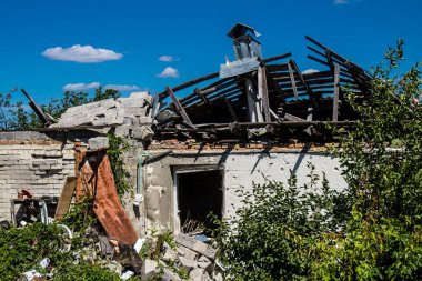 Vilkhivka, Ukrayna, 25 Haziran 2024 Vilkhivka köyündeki harap ev. Sivil altyapı Rus ordusunun her zamanki hedefi ve yer de cephe hattına yakın..