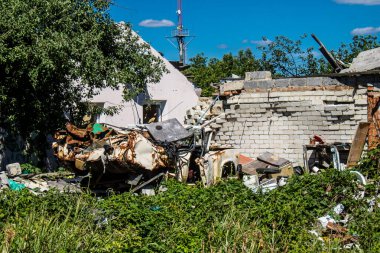 Vilkhivka, Ukrayna, 25 Haziran 2024 Vilkhivka köyündeki harap ev. Sivil altyapı Rus ordusunun her zamanki hedefi ve yer de cephe hattına yakın..