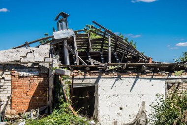 Vilkhivka, Ukrayna, 25 Haziran 2024 Vilkhivka köyündeki harap ev. Sivil altyapı Rus ordusunun her zamanki hedefi ve yer de cephe hattına yakın..