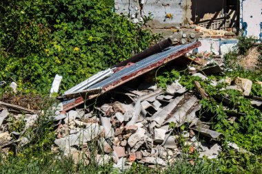 Vilkhivka, Ukrayna, 25 Haziran 2024 Vilkhivka köyündeki harap ev. Sivil altyapı Rus ordusunun her zamanki hedefi ve yer de cephe hattına yakın..