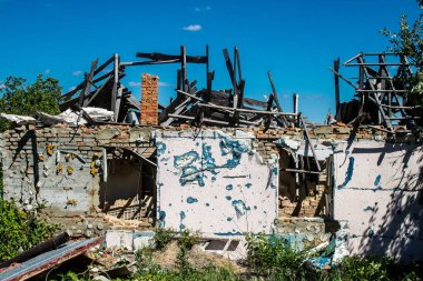 Vilkhivka, Ukrayna, 25 Haziran 2024 Vilkhivka köyündeki harap ev. Sivil altyapı Rus ordusunun her zamanki hedefi ve yer de cephe hattına yakın..