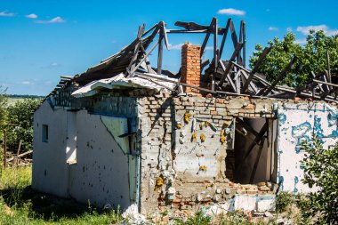 Vilkhivka, Ukrayna, 25 Haziran 2024 Vilkhivka köyündeki harap ev. Sivil altyapı Rus ordusunun her zamanki hedefi ve yer de cephe hattına yakın..