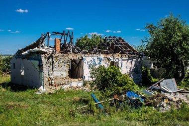 Vilkhivka, Ukrayna, 25 Haziran 2024 Vilkhivka köyündeki harap ev. Sivil altyapı Rus ordusunun her zamanki hedefi ve yer de cephe hattına yakın..