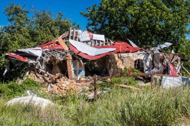 Vilkhivka, Ukrayna, 25 Haziran 2024 Vilkhivka köyündeki harap ev. Sivil altyapı Rus ordusunun her zamanki hedefi ve yer de cephe hattına yakın..