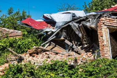 Vilkhivka, Ukrayna, 25 Haziran 2024 Vilkhivka köyündeki harap ev. Sivil altyapı Rus ordusunun her zamanki hedefi ve yer de cephe hattına yakın..
