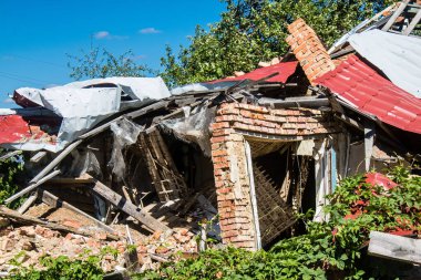 Vilkhivka, Ukrayna, 25 Haziran 2024 Vilkhivka köyündeki harap ev. Sivil altyapı Rus ordusunun her zamanki hedefi ve yer de cephe hattına yakın..