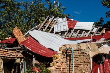 Vilkhivka, Ukrayna, 25 Haziran 2024 Vilkhivka köyündeki harap ev. Sivil altyapı Rus ordusunun her zamanki hedefi ve yer de cephe hattına yakın..