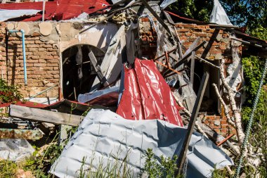 Vilkhivka, Ukrayna, 25 Haziran 2024 Vilkhivka köyündeki harap ev. Sivil altyapı Rus ordusunun her zamanki hedefi ve yer de cephe hattına yakın..