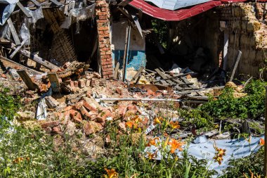 Vilkhivka, Ukrayna, 25 Haziran 2024 Vilkhivka köyündeki harap ev. Sivil altyapı Rus ordusunun her zamanki hedefi ve yer de cephe hattına yakın..