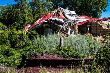 Vilkhivka, Ukrayna, 25 Haziran 2024 Vilkhivka köyündeki harap ev. Sivil altyapı Rus ordusunun her zamanki hedefi ve yer de cephe hattına yakın..