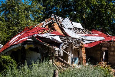 Vilkhivka, Ukrayna, 25 Haziran 2024 Vilkhivka köyündeki harap ev. Sivil altyapı Rus ordusunun her zamanki hedefi ve yer de cephe hattına yakın..