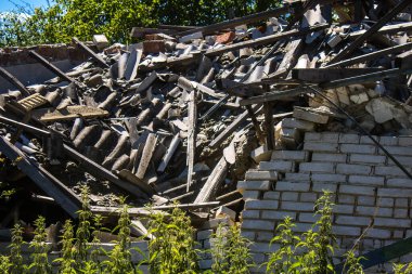 Vilkhivka, Ukrayna, 25 Haziran 2024 Vilkhivka köyündeki harap ev. Sivil altyapı Rus ordusunun her zamanki hedefi ve yer de cephe hattına yakın..