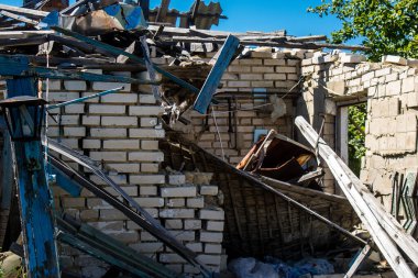 Vilkhivka, Ukrayna, 25 Haziran 2024 Vilkhivka köyündeki harap ev. Sivil altyapı Rus ordusunun her zamanki hedefi ve yer de cephe hattına yakın..