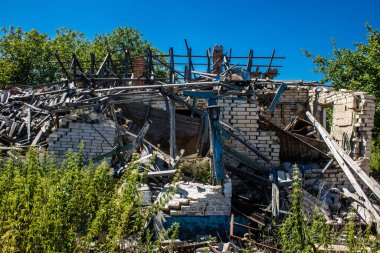Vilkhivka, Ukrayna, 25 Haziran 2024 Vilkhivka köyündeki harap ev. Sivil altyapı Rus ordusunun her zamanki hedefi ve yer de cephe hattına yakın..