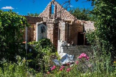 Vilkhivka, Ukrayna, 25 Haziran 2024 Vilkhivka köyündeki harap ev. Sivil altyapı Rus ordusunun her zamanki hedefi ve yer de cephe hattına yakın..
