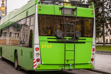 Kharkiv, Ukrayna, 25 Haziran 2024 Kharkiv sokaklarında bir tramvay. Rus silahlı kuvvetlerinin şehre düzenlediği saldırıya rağmen kamu hizmetleri faaliyet gösteriyor..