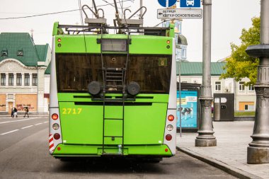 Kharkiv, Ukrayna, 25 Haziran 2024 Kharkiv sokaklarında bir tramvay. Rus silahlı kuvvetlerinin şehre düzenlediği saldırıya rağmen kamu hizmetleri faaliyet gösteriyor..