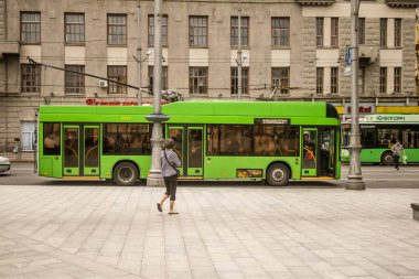 Kharkiv, Ukrayna, 25 Haziran 2024 Kharkiv sokaklarında bir tramvay. Rus silahlı kuvvetlerinin şehre düzenlediği saldırıya rağmen kamu hizmetleri faaliyet gösteriyor..