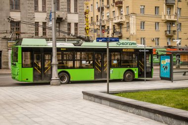 Kharkiv, Ukrayna, 25 Haziran 2024 Kharkiv sokaklarında bir tramvay. Rus silahlı kuvvetlerinin şehre düzenlediği saldırıya rağmen kamu hizmetleri faaliyet gösteriyor..