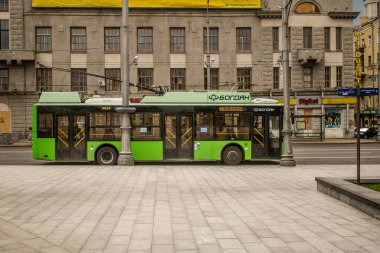 Kharkiv, Ukrayna, 25 Haziran 2024 Kharkiv sokaklarında bir tramvay. Rus silahlı kuvvetlerinin şehre düzenlediği saldırıya rağmen kamu hizmetleri faaliyet gösteriyor..