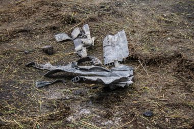 Kharkiv, Ukrayna, 25 Haziran 2024 Rus UMPK KAB 250 güdümlü bombayla Kharkiv 'de. Füze herhangi bir kayıp vermeden bir futbol sahasında patladı..