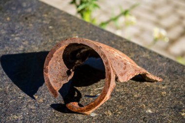 Kharkiv, Ukrayna, 25 Haziran 2024 Holodomor Anıtı, acı ve umudu sembolize eden bir köylü ailesi, bir erkek, bir kadın ve iki çocuğu tasvir etmektedir. Savaş başladığından beri anıt terk edildi..